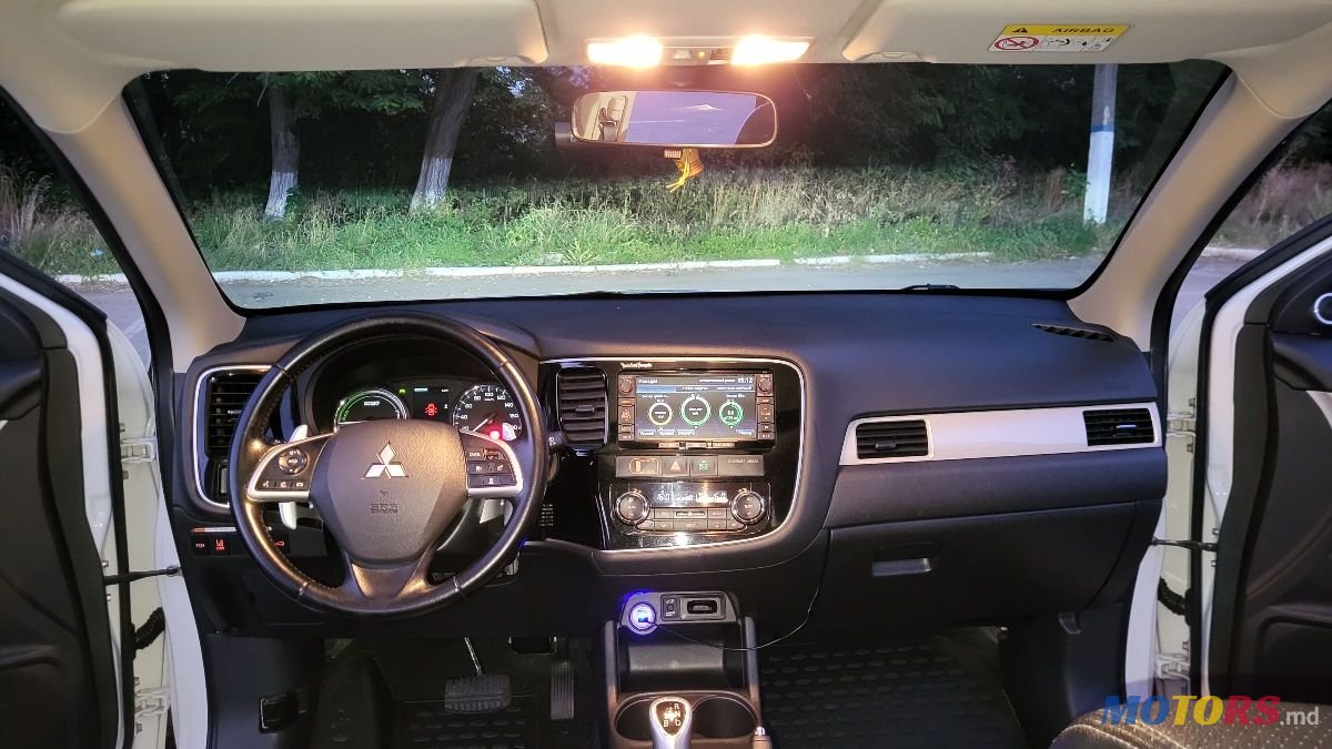 2014' Mitsubishi Outlander photo #4