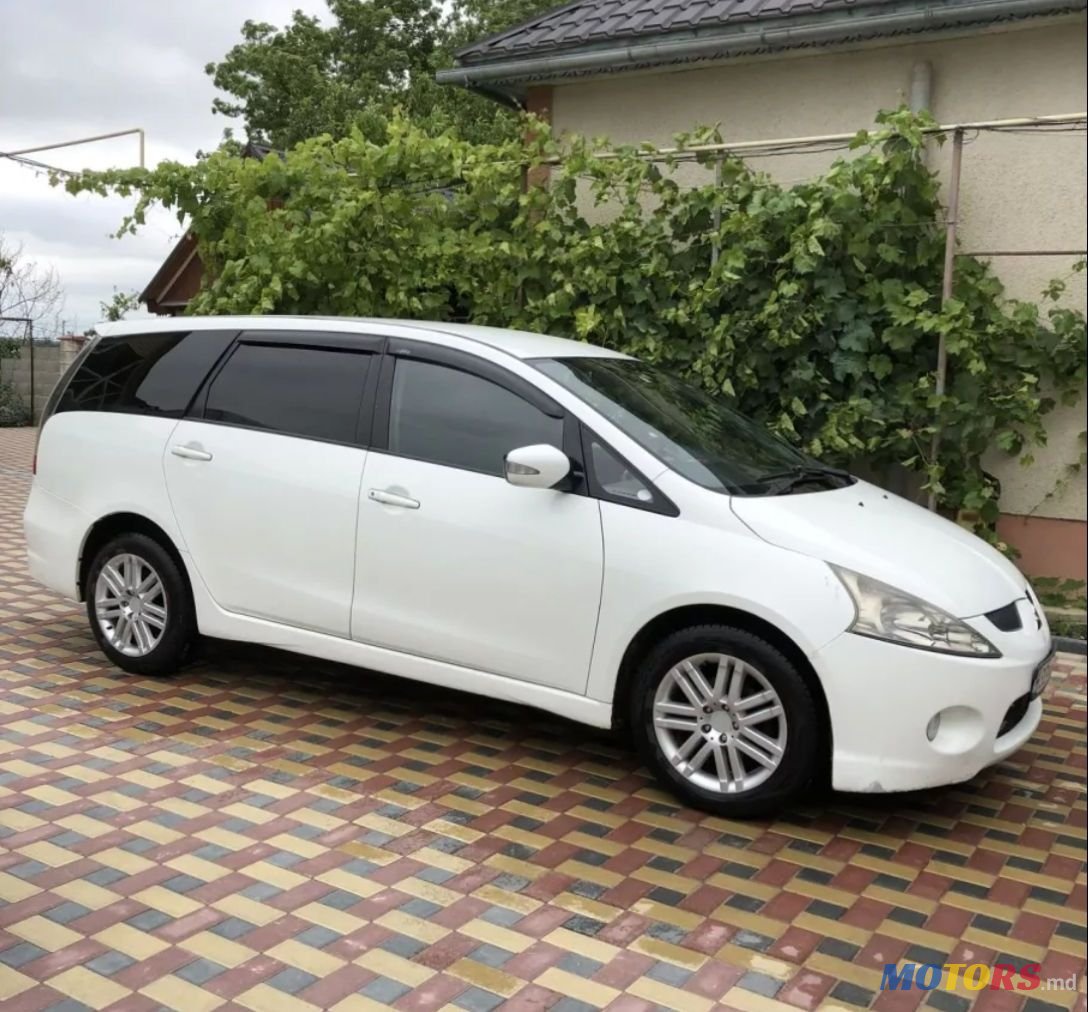 2008' Mitsubishi Grandis photo #4