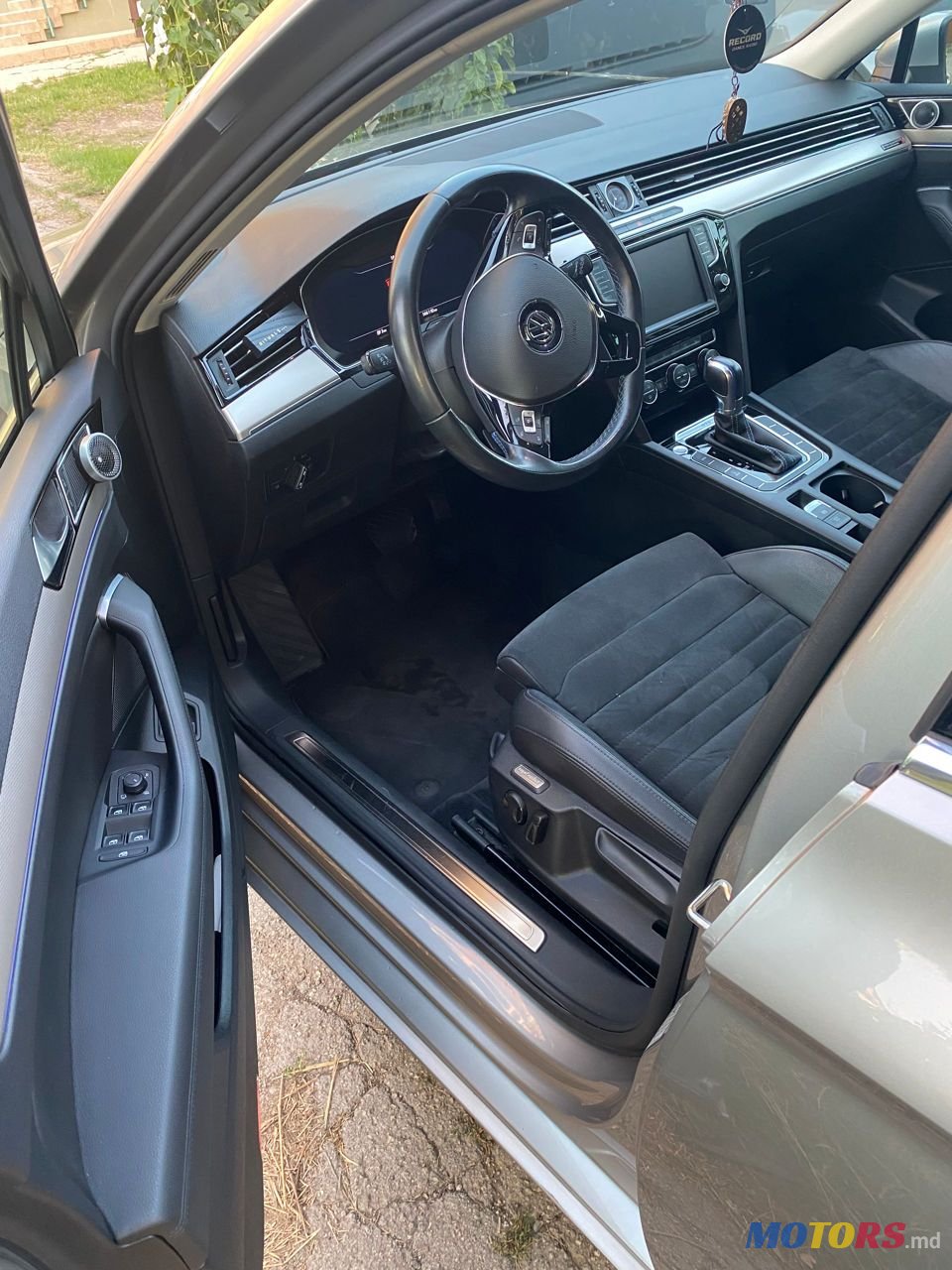 2016' Volkswagen Passat photo #5