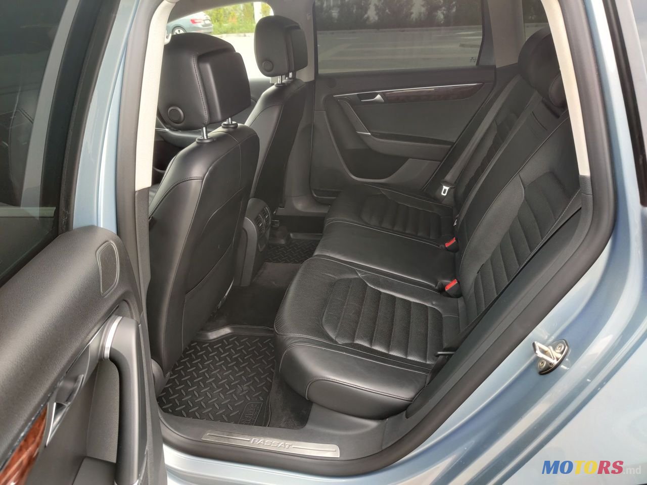 2011' Volkswagen Passat photo #5