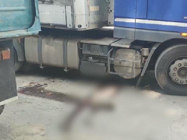 Задержан водитель тягача, который намеренно переехал ногу сотруднику таможни на Чеканах