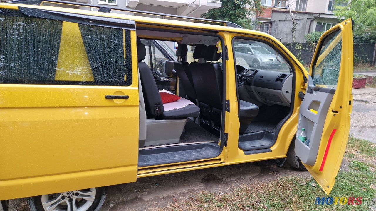 2013' Volkswagen Transporter photo #2