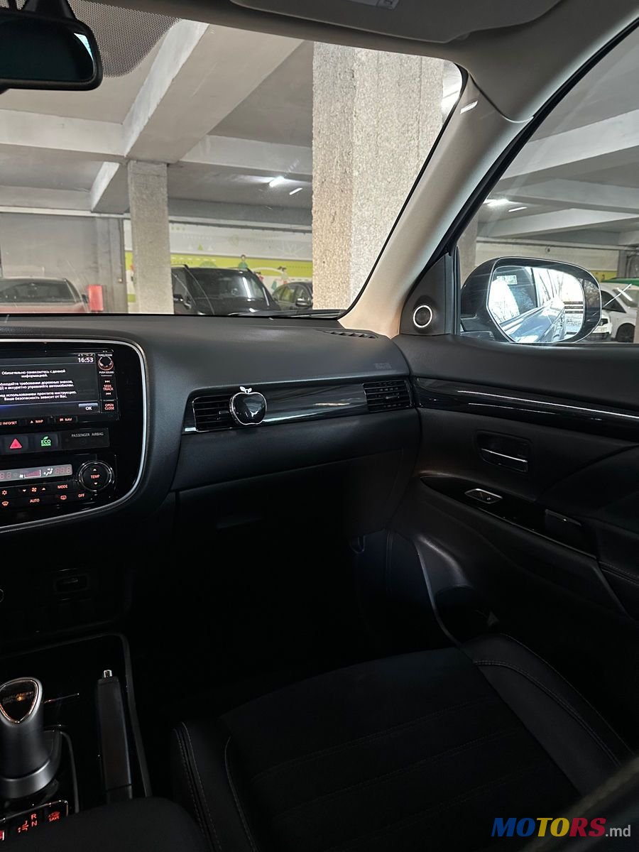 2015' Mitsubishi Outlander photo #4