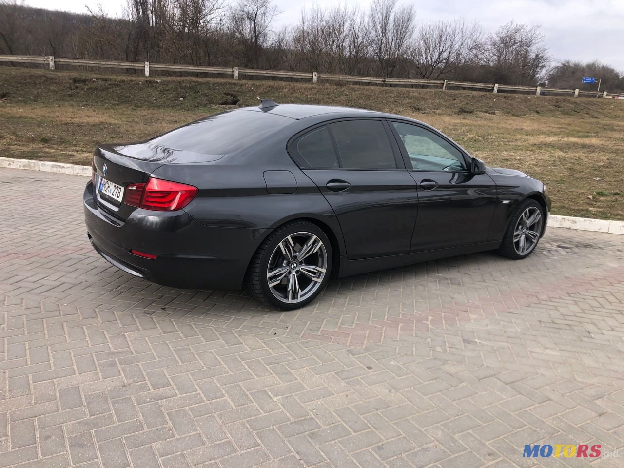 2011' BMW 5 Series photo #2