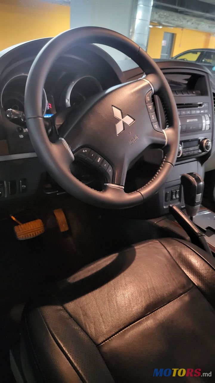 2009' Mitsubishi Pajero photo #5