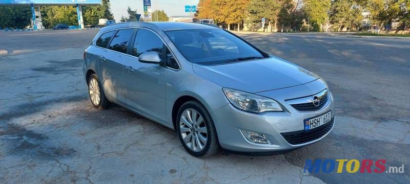 2012' Opel Astra photo #2
