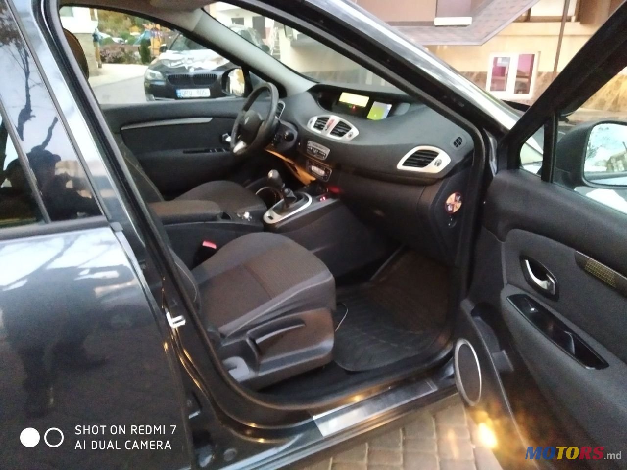 2011' Renault Scenic photo #4