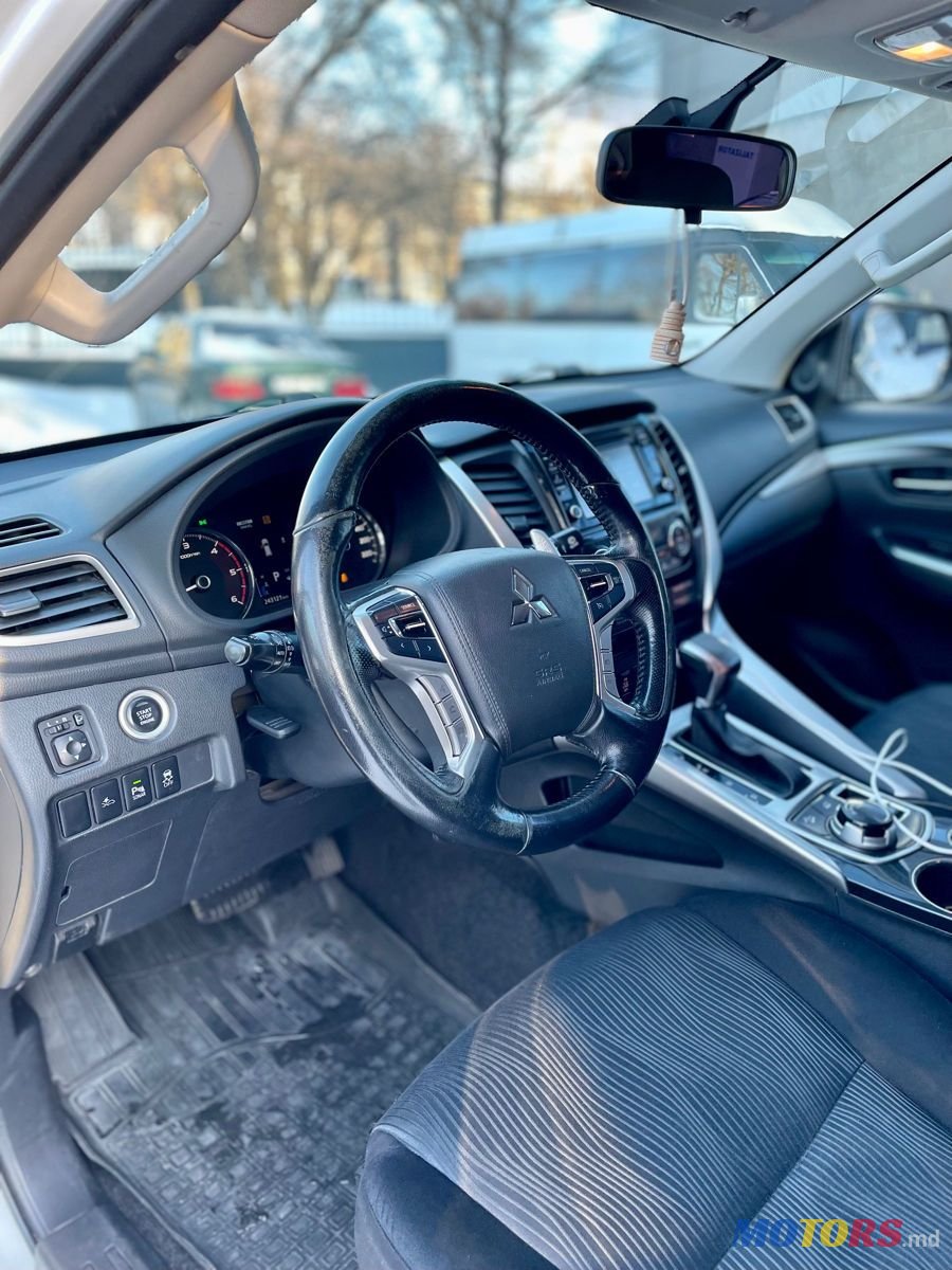 2017' Mitsubishi Pajero Sport photo #5