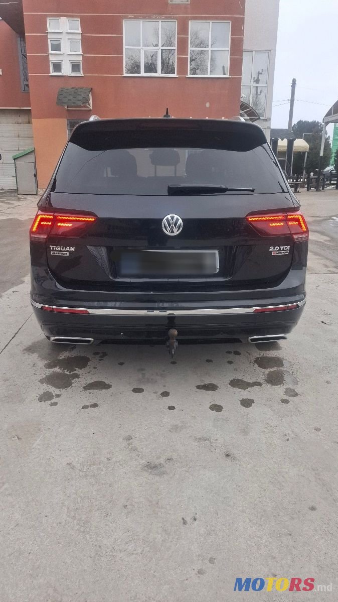 2018' Volkswagen Tiguan photo #2