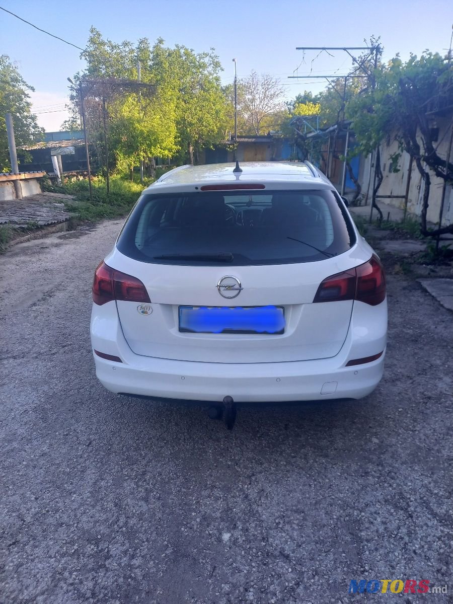 2011' Opel Astra photo #4