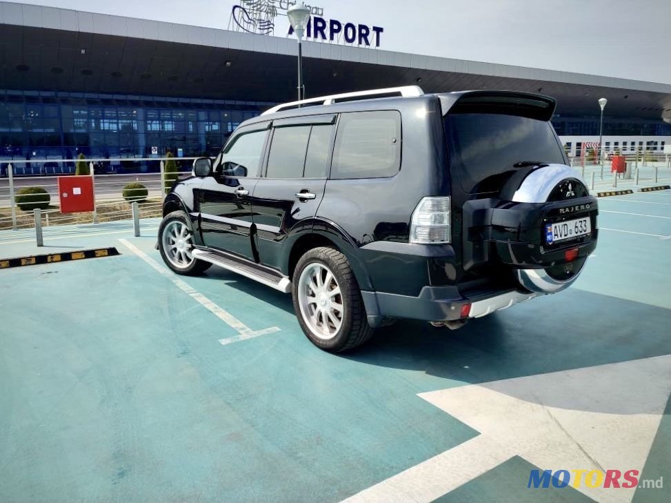 2008' Mitsubishi Pajero photo #2