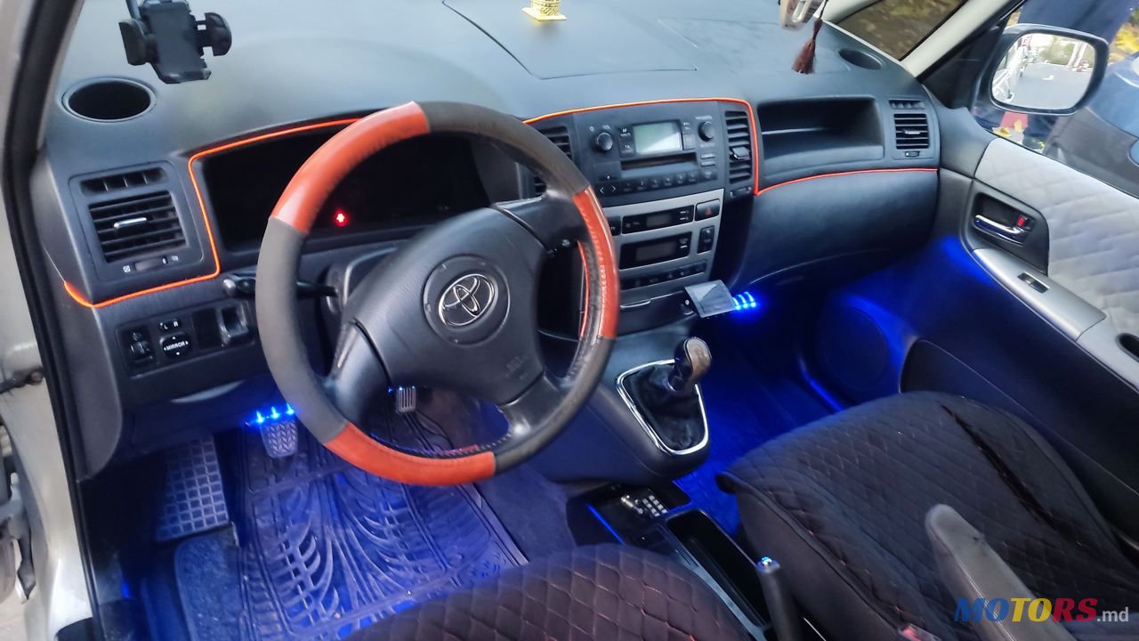 2002' Toyota Corolla Verso photo #2