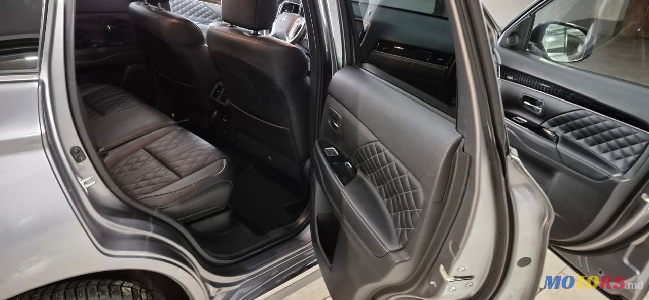 2019' Mitsubishi Outlander photo #5