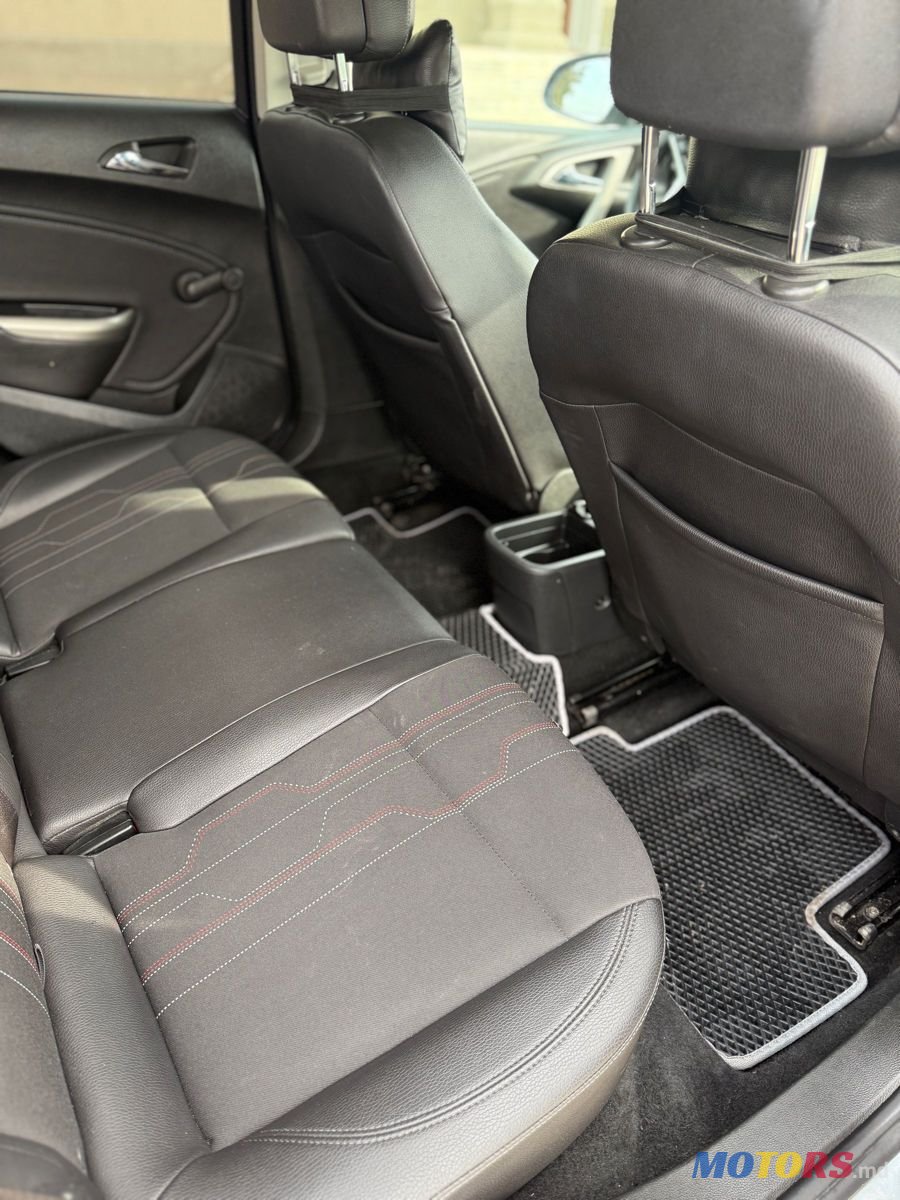 2012' Opel Astra photo #5