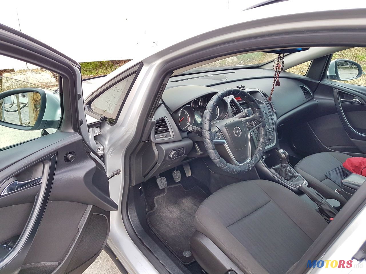 2012' Opel Astra photo #5