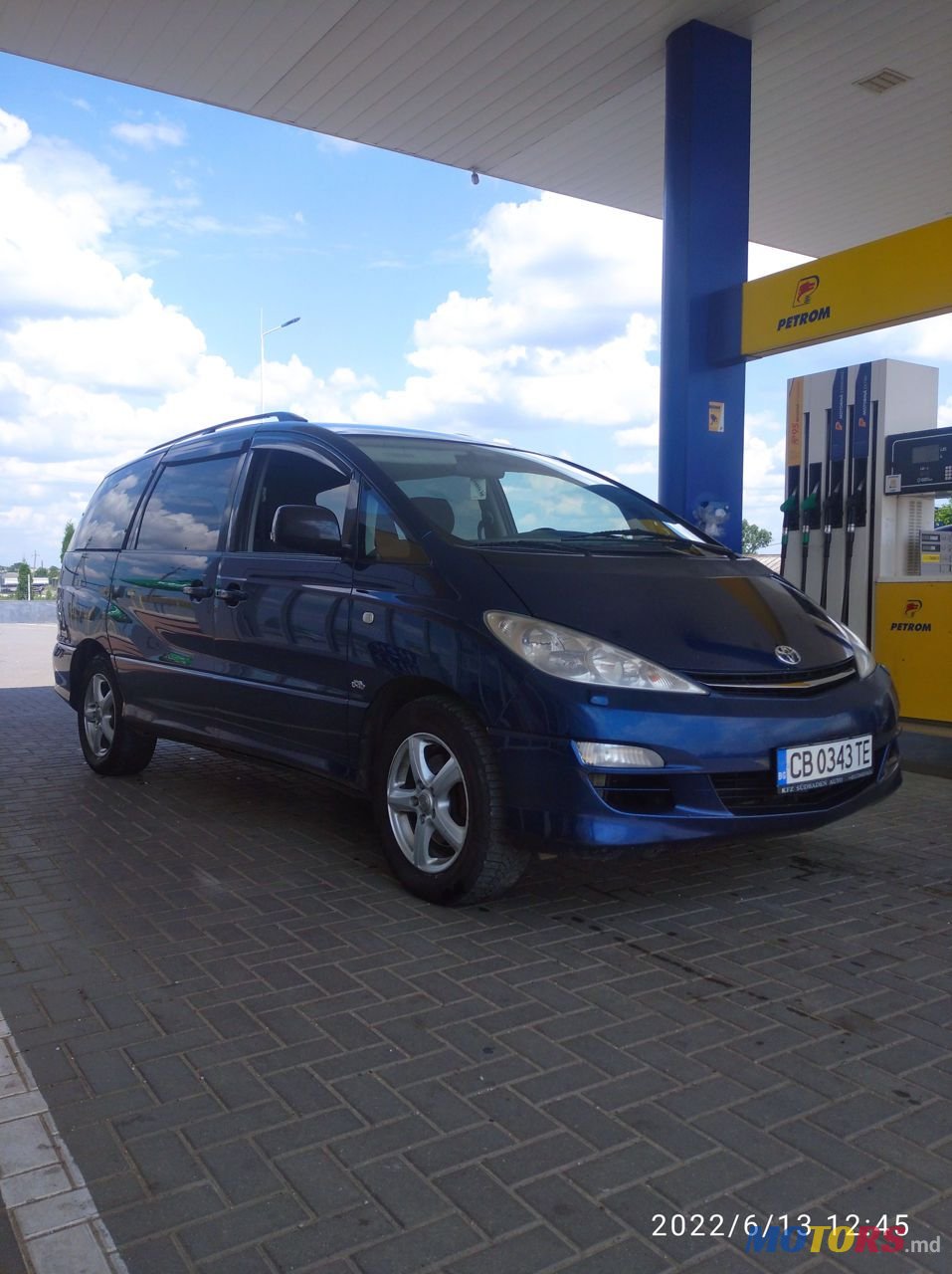 2003' Toyota Previa photo #2