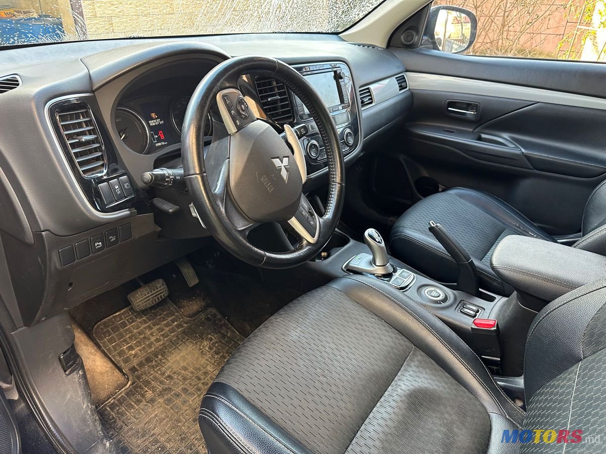 2014' Mitsubishi Outlander photo #5