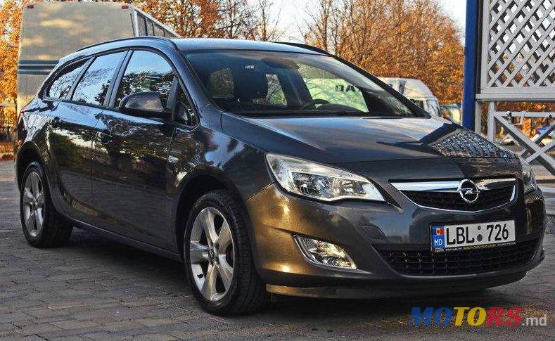 2011' Opel Astra photo #1