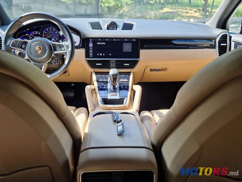 2019' Porsche Cayenne photo #2
