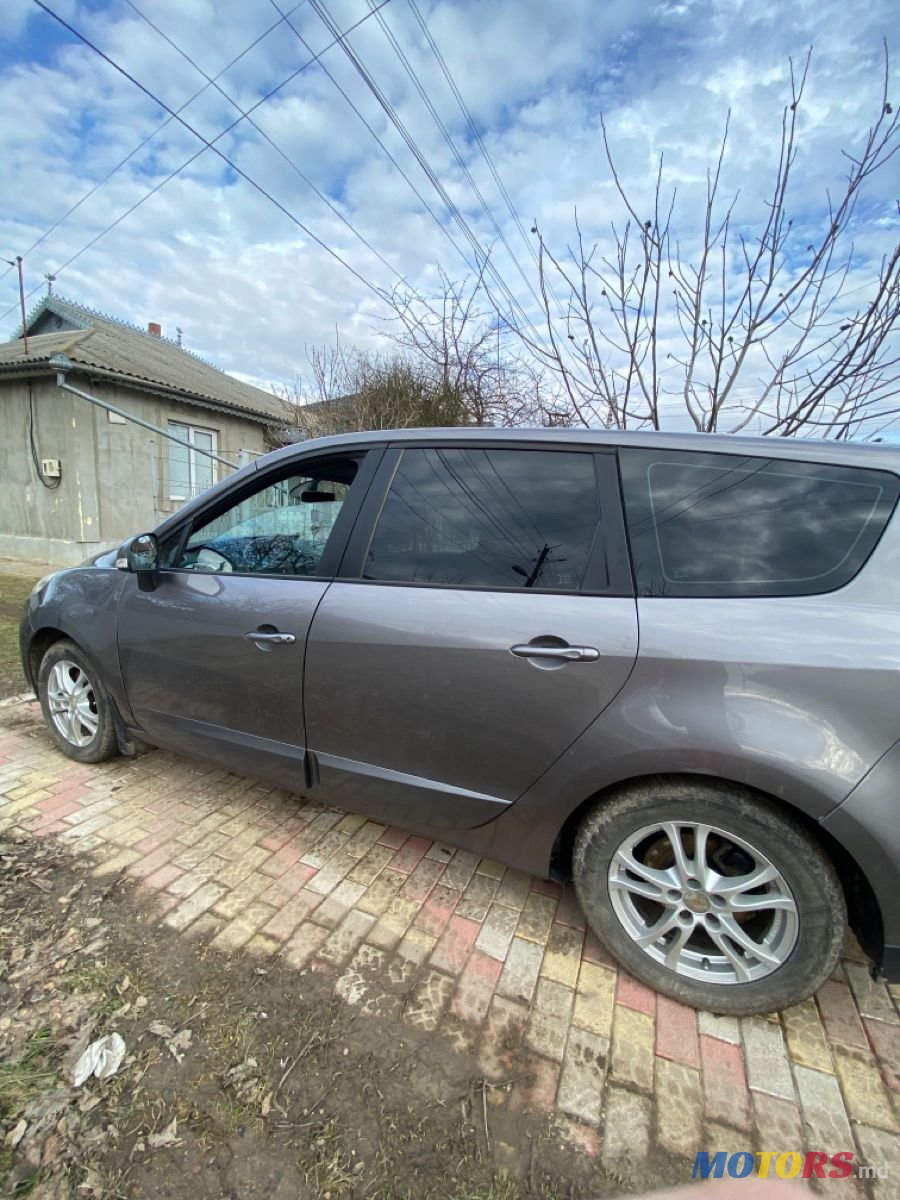 2011' Renault Scenic photo #4