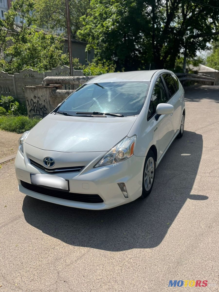 2012' Toyota Prius v photo #2