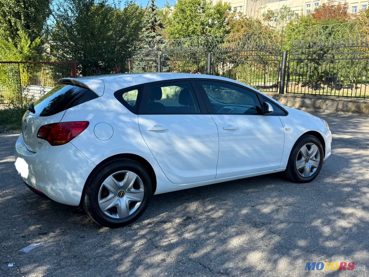 2012' Opel Astra photo #2