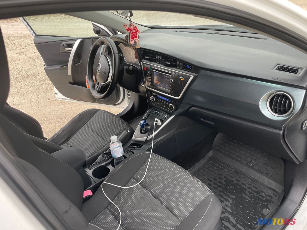 2013' Toyota Auris photo #2