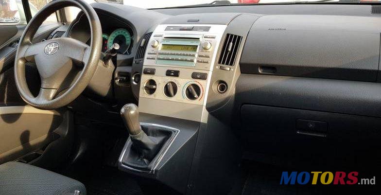 2009' Toyota Corolla Verso photo #2