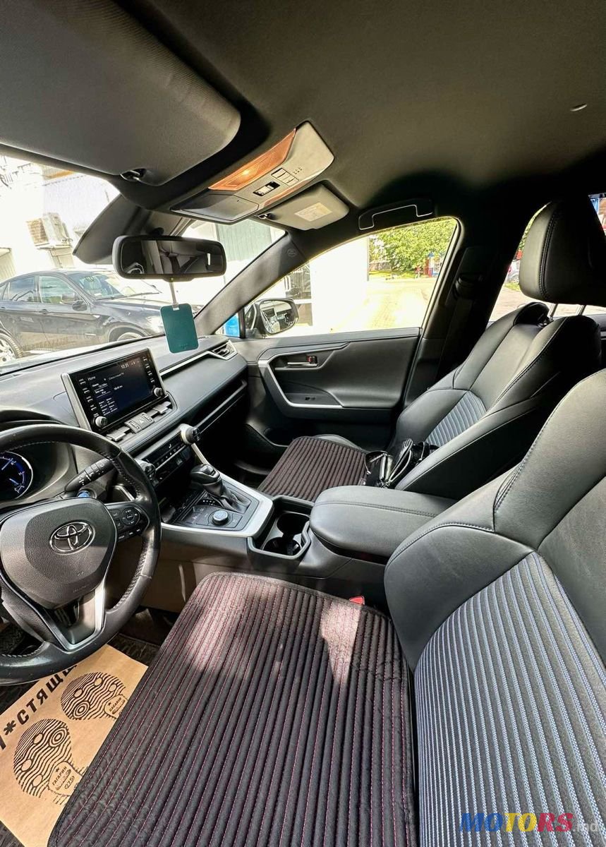 2019' Toyota RAV4 photo #5