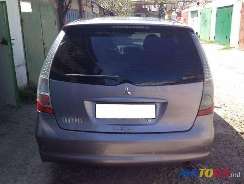 2007' Mitsubishi Grandis photo #1