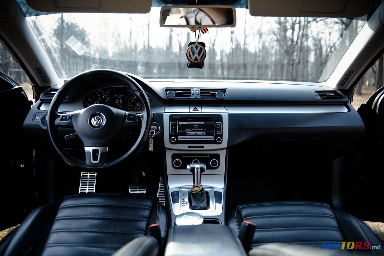 2010' Volkswagen Passat photo #4