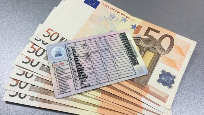 Colecta câte 600 de euro pentru perfectarea permisului de conducere. Acum riscă 7 ani de detenție