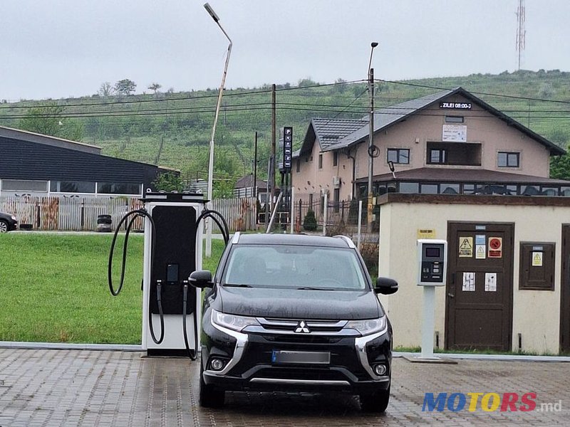 2015' Mitsubishi Outlander photo #1