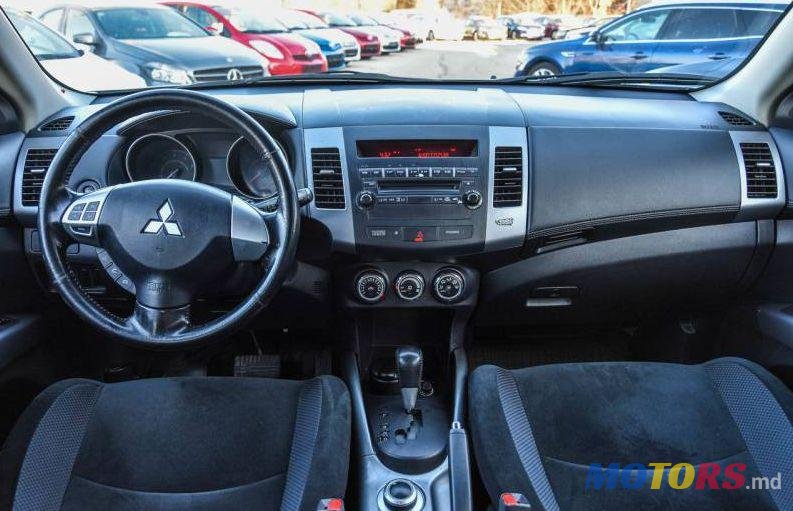 2011' Mitsubishi Outlander photo #1