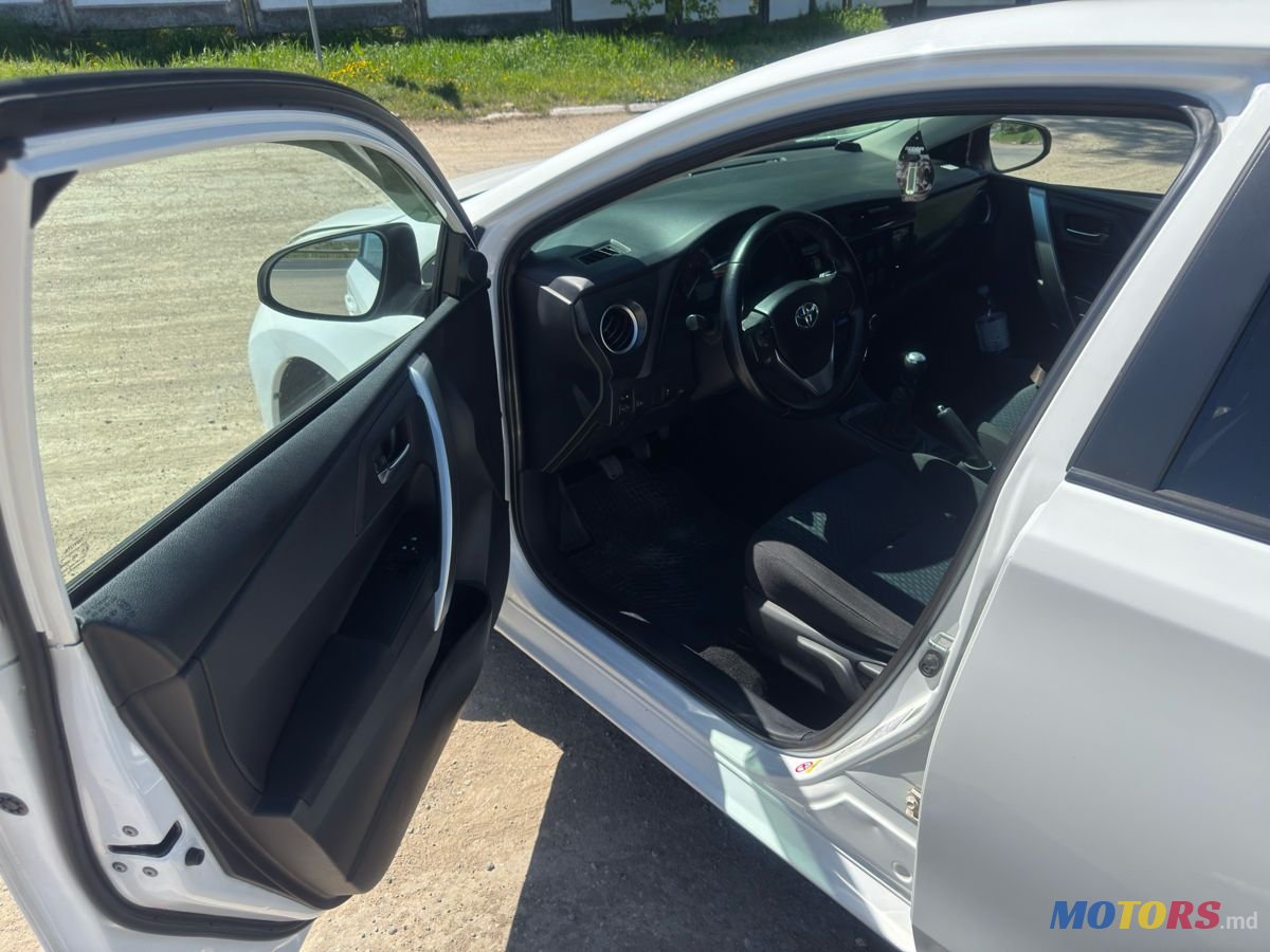 2013' Toyota Auris photo #4