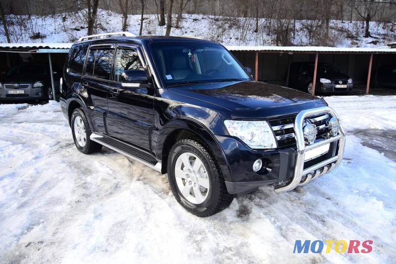 2009' Mitsubishi Pajero photo #2