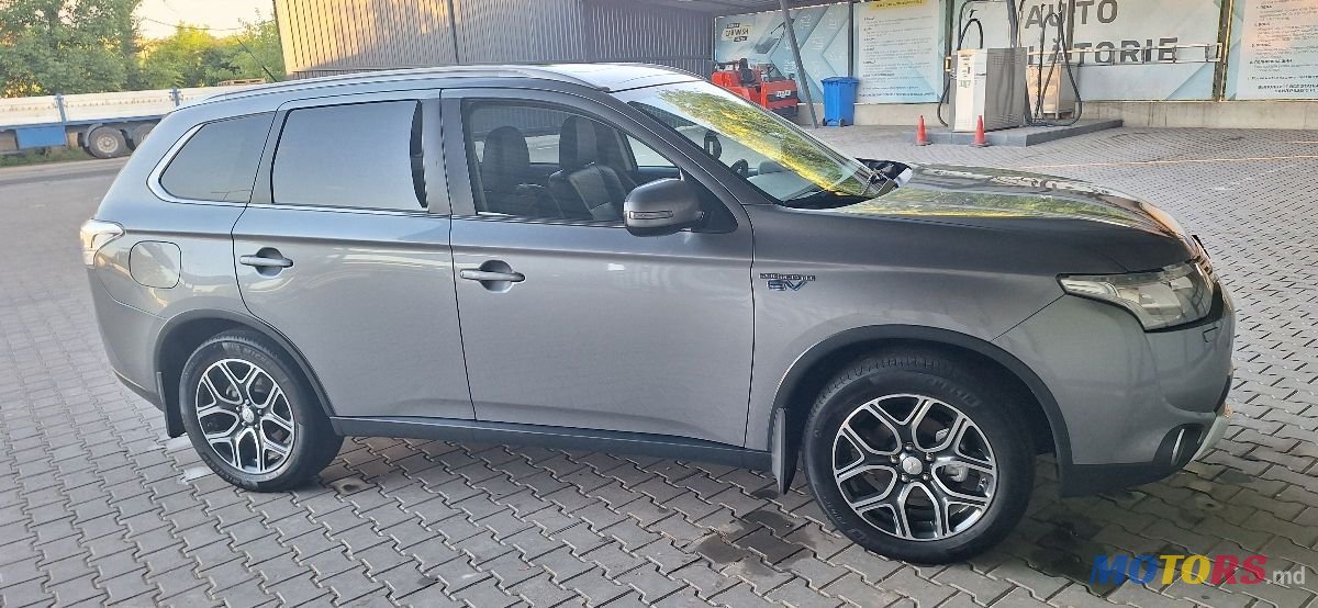 2016' Mitsubishi Outlander photo #2