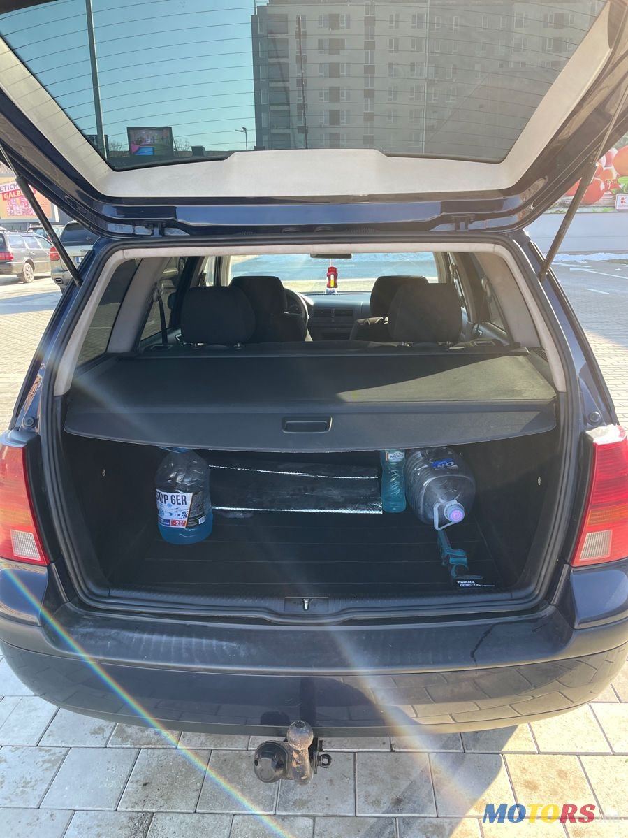 2004' Volkswagen Golf photo #4