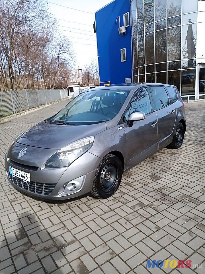 2010' Renault Grand Scenic photo #1