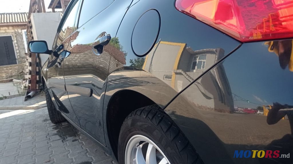 2007' Toyota Auris photo #4