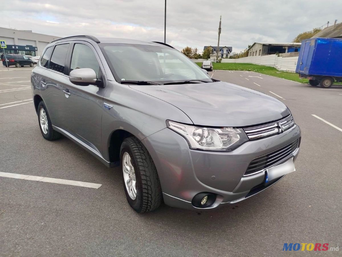 2014' Mitsubishi Outlander photo #2