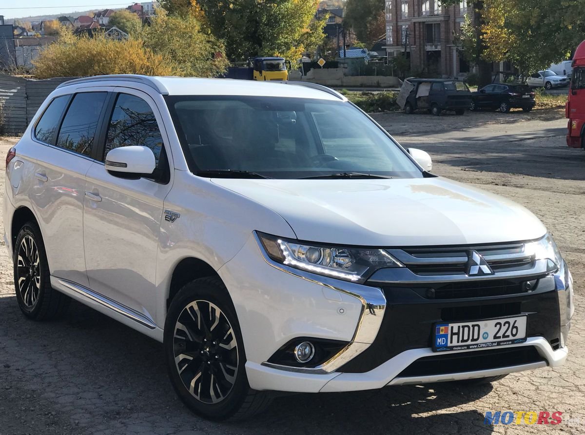 2015' Mitsubishi Outlander photo #2