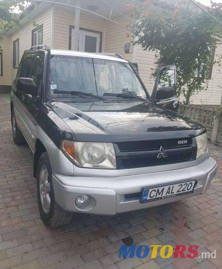 2004' Mitsubishi Pajero photo #1