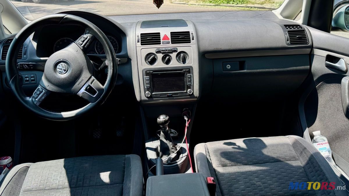 2009' Volkswagen Touran photo #6
