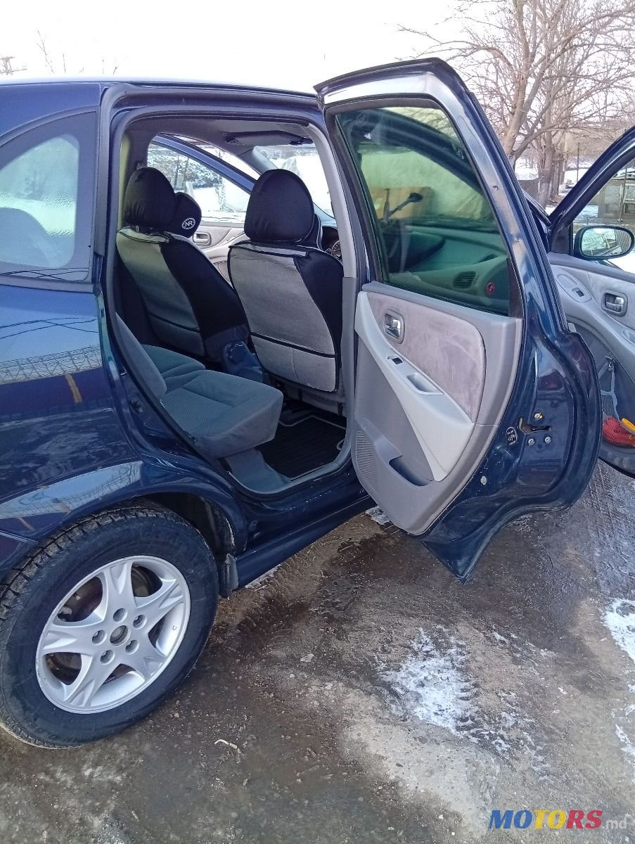 2004' Nissan Almera Tino photo #3