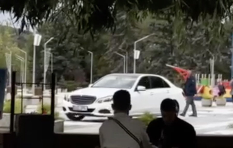 Un şofer cu un Mercedes a intrat pe un havuz dintr-un parc din Chişinău, deteriorându-l