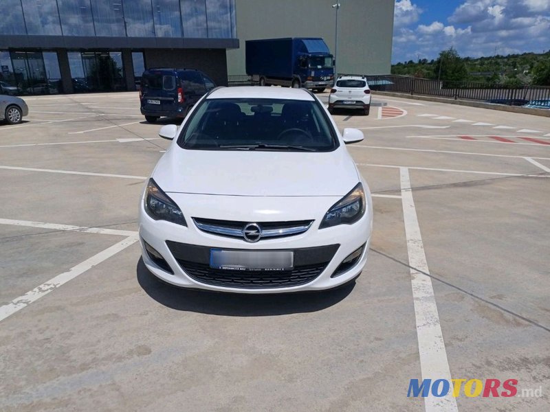 2013' Opel Astra photo #2