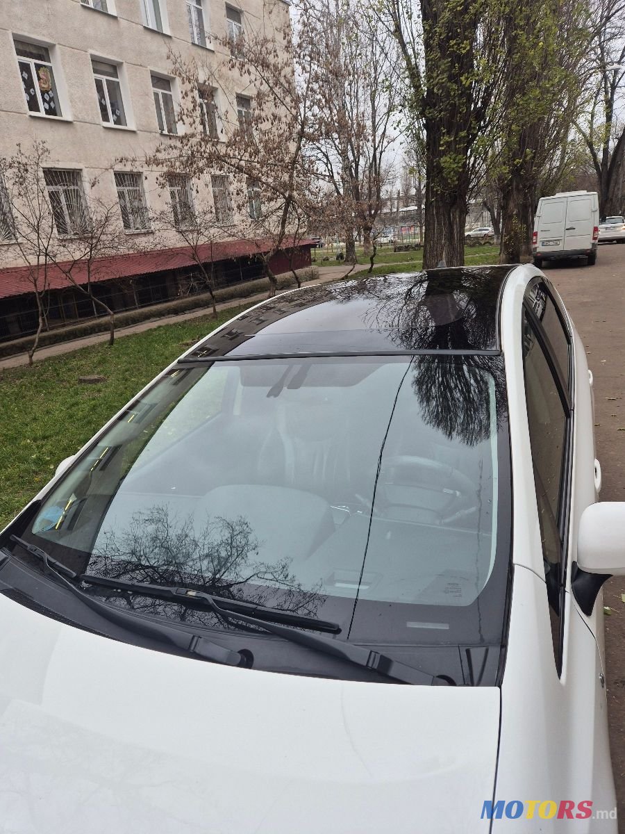 2016' Toyota Prius + photo #2