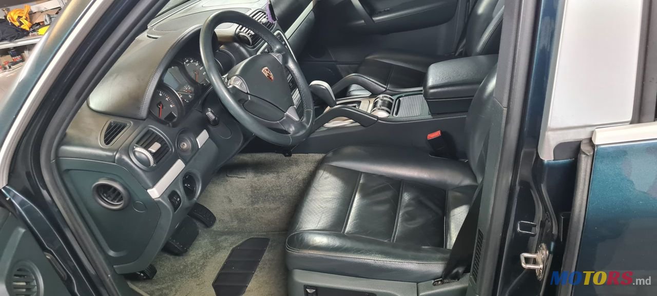 2005' Porsche Cayenne photo #6