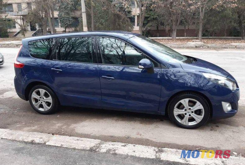 2010' Renault Grand Scenic photo #1